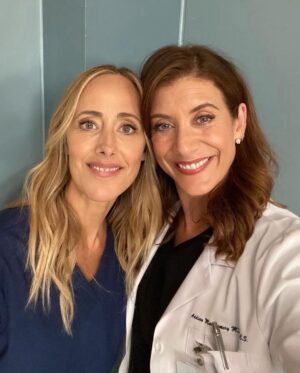 Kate Walsh Instagram - Really letting the whole “world-renowned surgeon” thing get to my head 😂 Addy is back and better than ever TONIGHT at 9/8c!! Tune in soon to @abcnetwork 🩺💙 #GreysAnatomy