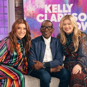 Kate Walsh Instagram - Beyond excited to be a part of the @KellyClarksonShow today! Tune in my loves 💋💋💋

Hair by @TedGibson
Makeup by @SergioWastaken
Styled by @ClemontLomellini & @SebastienHohl_