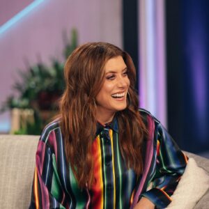 Kate Walsh Instagram - Beyond excited to be a part of the @KellyClarksonShow today! Tune in my loves 💋💋💋

Hair by @TedGibson
Makeup by @SergioWastaken
Styled by @ClemontLomellini & @SebastienHohl_