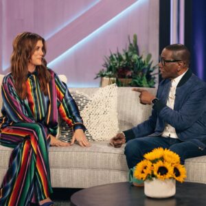 Kate Walsh Instagram - Beyond excited to be a part of the @KellyClarksonShow today! Tune in my loves 💋💋💋

Hair by @TedGibson
Makeup by @SergioWastaken
Styled by @ClemontLomellini & @SebastienHohl_