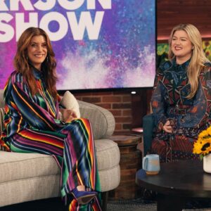 Kate Walsh Instagram - Beyond excited to be a part of the @KellyClarksonShow today! Tune in my loves 💋💋💋

Hair by @TedGibson
Makeup by @SergioWastaken
Styled by @ClemontLomellini & @SebastienHohl_