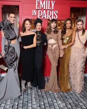 Kate Walsh Instagram - An absolutely magical evening in Paris for the Season Trois premiere of #EmilyInParis 😍✨🇫🇷 @Netflix

Dress:  @StephaneRolland_Paris  jewelry: @bulgari 
Hair: @PaulDuchemin
Makeup: @MonicaBibalou
Styling: @ClementLomellini & @CiroMarangi