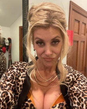 Kate Walsh Instagram - Two more days till u guys get to fully experience Miss Paula Tackleberry 😏 The finale of #SPRUNG happens this Friday on @AmazonFreevee ✨💋