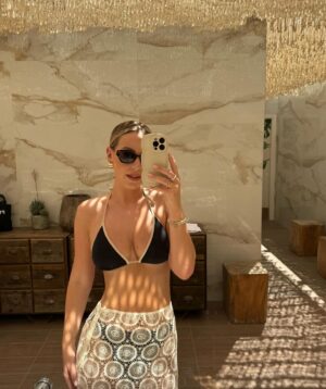 Kate Wright Instagram - An unforgettable first 24 hours in Mykonos 🇬🇷