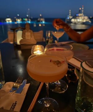 Kate Wright Instagram - An unforgettable first 24 hours in Mykonos 🇬🇷