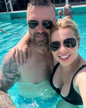 Kateřina Kristelová Instagram - Furt je to dobrý. A často si říkám, že to za všechny ty těžký časy stálo pane Řepka ⚽️🎩.
Ne vždycky nám totiž bylo do smíchu.
Jde to zamilovat se znovu po tolika letech? Jo. Jde. A je to lepsi jak v roce 2017.
