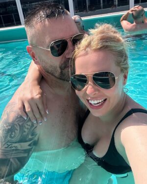 Kateřina Kristelová Instagram - Furt je to dobrý. A často si říkám, že to za všechny ty těžký časy stálo pane Řepka ⚽️🎩.
Ne vždycky nám totiž bylo do smíchu.
Jde to zamilovat se znovu po tolika letech? Jo. Jde. A je to lepsi jak v roce 2017.