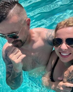 Kateřina Kristelová Instagram - Furt je to dobrý. A často si říkám, že to za všechny ty těžký časy stálo pane Řepka ⚽️🎩.
Ne vždycky nám totiž bylo do smíchu.
Jde to zamilovat se znovu po tolika letech? Jo. Jde. A je to lepsi jak v roce 2017.