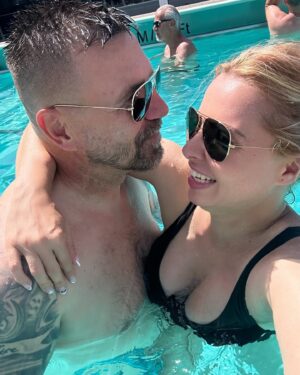 Kateřina Kristelová Instagram - Furt je to dobrý. A často si říkám, že to za všechny ty těžký časy stálo pane Řepka ⚽️🎩.
Ne vždycky nám totiž bylo do smíchu.
Jde to zamilovat se znovu po tolika letech? Jo. Jde. A je to lepsi jak v roce 2017.