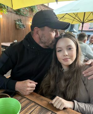 Kateřina Kristelová Instagram - Tohle se mi povedlo ♥️. Mají se rádi. 
Tom & Claud.
Ochránce & teenager. 

Vztahy s nejbližšími mi dávají v životě smysl🕊️.

#MojeSrdce