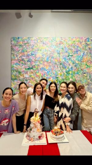 Kathaleeya McIntosh Instagram - รักที่สุดเสมอมาและตลอดไป… ขอบคุณเพื่อนๆ @mcintosh @bbbobby @yumikiangsiri @somjatem พีอีฟ @tayateepsuwan น้องๆมากๆนะคะ🙏🏻❤️😍🎂 @fonperada @saritasuporn 🫶🏻❤️