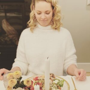 Katherine Heigl Instagram - A week ago today @joshbkelley brought the kids and my mom up to Vancouver to celebrate thanksgiving and Naleigh’s and my birthday and it. Was. Perfect. I did not have the bandwidth to cook, clean and decorate so I made the incredibly smart decision not to. Instead I called @setthedateyvr which is an amazing local Vancouver company run by a wildly talented group of women who work 9-5 jobs during the week and spend their weekends making your special occasion dreams come true because that is their true passion. And boy can you tell they’re passionate about it! They KILLED it and I loved every single thing they did to make the day beautiful, charming, elegant and delicious! I made all our favorite side dishes but left the heavy lifting up to another incredible team of talented Vancouverians @edgecaters I rarely give such resounding endorsements but these guys more then deserve it! I am deeply thankful that despite a grueling work schedule and being so far away from my family I was still able to rest and renew and celebrate with my people in a gorgeous environment and with delicious food on the table.
