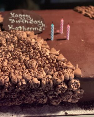Katherine Heigl Instagram - Well…if I have to spend my birthday at work all day at least I get to do it with this wonderfully talented and crazy group! Thank you my beautiful #fireflylane cast and crew for making the day special in a million different ways…and for the gorgeous rendition of the happy birthday song. You guys killed it! 

PS. It’s SUPER fun turning 43 while trying to pretend I’m 25…😏