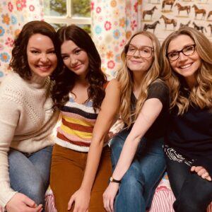 Katherine Heigl Instagram - Firefly Lane Girls are back! We can’t wait to share the second and final season with you all on December 2nd.

Part 1 of our 16-episode supersized season features 9 episodes, with @kristinhannahauthor amazing story of Tully and Kate concluding in 2023 with Part 2 and the remaining 7 installments. 

@sarahchalke @ali.skovbye @roancurtis @netflix

#FireflyLane #FireflyLaneSeason2