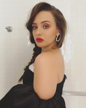 Katherine Langford Instagram - Happy Birthday to this incredible lady @mollyddickson! One the fiercest, most hardworking humans I know 🙏 Thank you for always making me look and feel amazing, and for being on this journey every step of the way - from my first premiere, to the golden globes and Met Gala, with press and shows in between - I can’t wait for all the amazing adventures in store ✨ Thank you for showing me fashion through your eyes, and for so many magical moments 👠💅✨