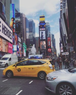 Katherine Langford Instagram - Times Square 💃 *cue wide eyes*