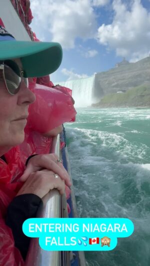 Kathleen Madigan Instagram - Heeeeere we goooooo 💦🇨🇦🙈

#niagarafalls #hornblower #kathleenmadigan #madiganspubcast