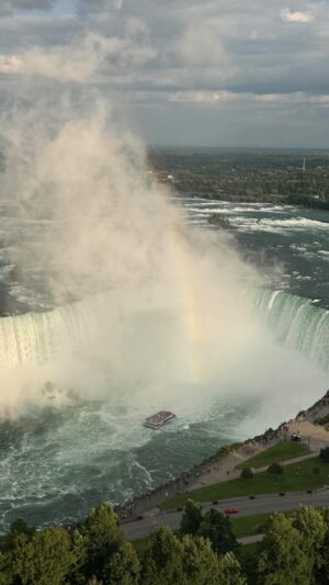 Kathleen Madigan Instagram - Red boat 🇨🇦 vs Blue boat 🇺🇸. I LOVE Niagara Falls💦

The weekend’s here, Termites! Can’t wait see you tomorrow night @fallsviewcasino 🎰

#niagarafalls #niagarafallscanada #hornblower #fallsview #kathleenmadigan #potluckpartytour #madiganspubcast