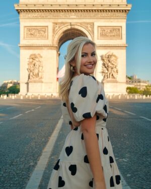 Kathryn Dunn Instagram - tourist de france 😉🇫🇷❤️

is anybody else watching the #ParisOlympics 🏅I LOVE watching the USA gymnastics team!! 🤸 What’s been your favorite to watch so far?

#paris #parisstyle #parisfrance #arcdetriomphe