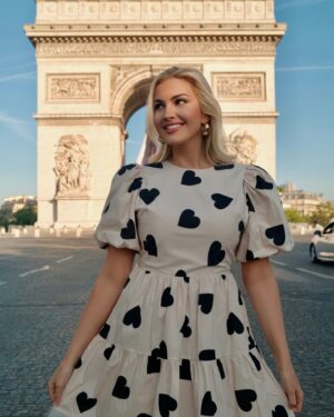 Kathryn Dunn Instagram - tourist de france 😉🇫🇷❤️

is anybody else watching the #ParisOlympics 🏅I LOVE watching the USA gymnastics team!! 🤸 What’s been your favorite to watch so far?

#paris #parisstyle #parisfrance #arcdetriomphe