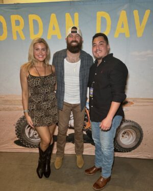 Kathryn Dunn Instagram - the tour name is spot on… I had a damn good time at the #DamnGoodTimeTour 🎶🎸🤠 

#countrymusic #countryconcert