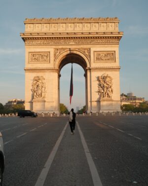 Kathryn Dunn Instagram - tourist de france 😉🇫🇷❤️

is anybody else watching the #ParisOlympics 🏅I LOVE watching the USA gymnastics team!! 🤸 What’s been your favorite to watch so far?

#paris #parisstyle #parisfrance #arcdetriomphe