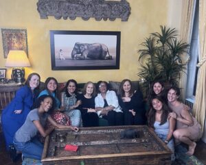 Kathy Najimy Instagram - Exciting important televised gathering in support of Kamala Harris’s at @gloriasteinem ‘s home with brillllliant women!!