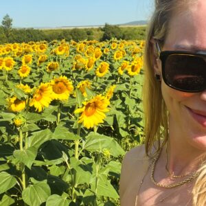 Katie Cassidy Instagram - Lost in a sea of sunflowers! 🌻🌻🌻
