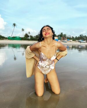 Katie Iqbal Instagram - When mom says, “ pose” 🧜🏻‍♀️🐥