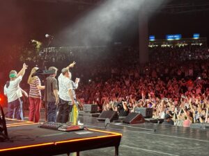 Katie Lowes Instagram - Thank you @ayates72 and @adamlevine @bigdragon1979 @samfarrar @jesseroyal @maroon5 and the awesome staff at @pncmusicpav for the greatest first concert experience for Albee and Vera we could ever ask for. Unforgettable night! So much love. 🤘🏼🤘🏼🤘🏼 AND @cvtsoftserve POUCHES FOR THE WIN! @joenicchi !!