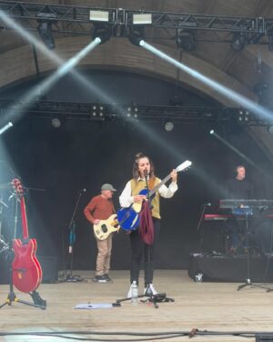 Katie Melua Instagram - This place is unreal! 

Years ago the band and I got to play an underwater gig here, a festival at the bottom of a mine, one of my most memorable shows and today in amongst ancient trees, huge stone cliffs and a waterfall… Norway ❤️

Here’s our soundcheck ahead of @ravnedalenlive.
