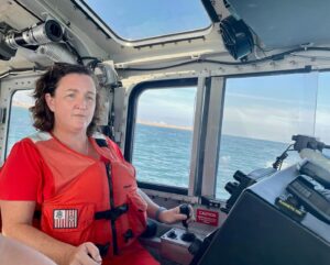 Katie Porter Instagram - The Coast Guard works tirelessly to save lives, uphold the rule of law in the world’s oceans, and protect our environment.

I recently visited @USCG Los Angeles/Long Beach to learn more about the critical role they play. Thanks for the tour—and for letting me drive the boat!