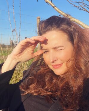 Katrin Bauerfeind Instagram - 2023 / ||
Ich liebe Silvester, weil etwas zu Ende geht und man Dinge, die nicht mehr sind oft mehr zu schätzen weiß als Dinge, die  einfach immer weiter laufen. Und es gibt so etwas wie einen neuen Anfang und der bringt immer ein wenig Hoffnung mit sich, Neugier auf das, was vielleicht kommt. Vorfreude. Diesmal ist mir allerdings ein wenig mulmig zumute wegen dem, was kommen könnte. Vielleicht das Alter, vielleicht zu viele Nachrichten, zu viel Welt da draußen oder von allem ein bisschen. Ich hab mit meiner Familie das Ritual sich Silvesterbriefe zu schreiben, die man um 0:00 Uhr liest und dem anderen etwas wünscht. Uns allen wünsch ich leichte Herzen, nicht zu verzweifeln in Anbetracht von so vielen Krisen und Kriegen, nicht aufzugeben, zu versuchen das Schöne zu sehen, auf das Gute zu vertrauen und selbst ein Teil davon zu sein. Passt gut auf euch auf und nur das Beste! Kommt gut rüber und dann Happy New Year!🚀