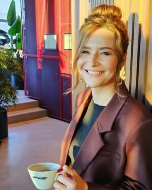 Katrin Bauerfeind Instagram - 2023 / ||
Ich liebe Silvester, weil etwas zu Ende geht und man Dinge, die nicht mehr sind oft mehr zu schätzen weiß als Dinge, die  einfach immer weiter laufen. Und es gibt so etwas wie einen neuen Anfang und der bringt immer ein wenig Hoffnung mit sich, Neugier auf das, was vielleicht kommt. Vorfreude. Diesmal ist mir allerdings ein wenig mulmig zumute wegen dem, was kommen könnte. Vielleicht das Alter, vielleicht zu viele Nachrichten, zu viel Welt da draußen oder von allem ein bisschen. Ich hab mit meiner Familie das Ritual sich Silvesterbriefe zu schreiben, die man um 0:00 Uhr liest und dem anderen etwas wünscht. Uns allen wünsch ich leichte Herzen, nicht zu verzweifeln in Anbetracht von so vielen Krisen und Kriegen, nicht aufzugeben, zu versuchen das Schöne zu sehen, auf das Gute zu vertrauen und selbst ein Teil davon zu sein. Passt gut auf euch auf und nur das Beste! Kommt gut rüber und dann Happy New Year!🚀