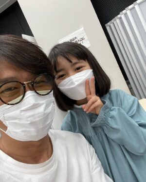 Katsunori Takahashi Instagram - 「舞いあがれ」
第3週　金曜日

子どもたちとは今日でおわかれ。。。
みんな本当に素晴らしいシーンをありがとう。
今日のシーン、実はクランクインから数日目、
あの頃まだ寒かったね。
太陽の光が暖かくて。
考えてみたら、こんな時代の中でそんなドラマになれたらいいね。。。
舞、遥人、たかしくん、くるみちゃん、、。
ありがとう。。。
そしてついに登場、
本当にそのまま大きくなったみたいな、とってもかわいい18歳の舞😍
ちゃんと変わらず、心に寄り添える作りになっています。
お楽しみに。
