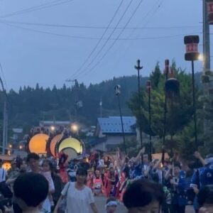 Katsunori Takahashi Instagram - まるで森の奥から生き物のように現れ出でたる大きな大きな太鼓たち。

太鼓の上には何人もの男達が跨り、
五穀豊穣を願うこの米作の地、
長いバチで神様へ届けとばかりに
雨乞いの太鼓を打ち鳴らします。

以前何かの動画で見たそれはなんだかバチャバチャとあまりいい印象がなかったのですが、

実際見ると大違い。

太鼓のリズムも、お囃子の旋律も
勇壮、且つ　どこかなんとも穏やかで

夏の夕暮れに涼。
夜店もひとつもない。
次第に宵闇に包まれてとても素敵です
行列の奥から、太鼓はゆっくりゆっくり近づいてきます。

太鼓を引っ張るトラクター…
まぁコレはコレで農村に今尚残るリアルな風情か😊昔は牛だったのだろう

あたりがすっかり暮れる頃、行列は神社に到着

鳥居の奥の灯りに誘われるように入ってゆくと、、

なんとも神秘的。。。
夢の中に迷い込んだような気分。
サイコーの夏の夕暮れ。

ぜひ一度✨✨✨✨✨

The large drums emerge as if they were living creatures from deep within the forest.
On top of the drums, several men sit astride, striking them with long sticks as if delivering the sound to the gods.

In a video I once saw, the drums seemed rather chaotic and didn't leave a good impression, but seeing them in person is a completely different experience.

The rhythm of the drums and the melody of the festival music are both majestic and somehow very calming.

It cools the summer evening.

Gradually enveloped by the twilight, it is truly beautiful.

Slowly, slowly, they draw near.

The tractors pulling the drums...

Well, this too is a real charm that still remains in rural villages. 😊

In the past, it was probably oxen.

As night falls completely, the procession arrives at the shrine.

Drawn by the lights beyond the torii gate, we enter...

It's truly mystical...

It feels like wandering into a dream.

It really feels like a world straight out of a Studio Ghibli film.

The best summer evening.

Definitely worth experiencing at least once.