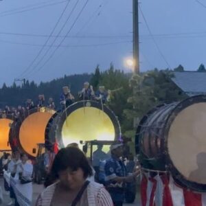 Katsunori Takahashi Instagram - まるで森の奥から生き物のように現れ出でたる大きな大きな太鼓たち。

太鼓の上には何人もの男達が跨り、
五穀豊穣を願うこの米作の地、
長いバチで神様へ届けとばかりに
雨乞いの太鼓を打ち鳴らします。

以前何かの動画で見たそれはなんだかバチャバチャとあまりいい印象がなかったのですが、

実際見ると大違い。

太鼓のリズムも、お囃子の旋律も
勇壮、且つ　どこかなんとも穏やかで

夏の夕暮れに涼。
夜店もひとつもない。
次第に宵闇に包まれてとても素敵です
行列の奥から、太鼓はゆっくりゆっくり近づいてきます。

太鼓を引っ張るトラクター…
まぁコレはコレで農村に今尚残るリアルな風情か😊昔は牛だったのだろう

あたりがすっかり暮れる頃、行列は神社に到着

鳥居の奥の灯りに誘われるように入ってゆくと、、

なんとも神秘的。。。
夢の中に迷い込んだような気分。
サイコーの夏の夕暮れ。

ぜひ一度✨✨✨✨✨

The large drums emerge as if they were living creatures from deep within the forest.
On top of the drums, several men sit astride, striking them with long sticks as if delivering the sound to the gods.

In a video I once saw, the drums seemed rather chaotic and didn't leave a good impression, but seeing them in person is a completely different experience.

The rhythm of the drums and the melody of the festival music are both majestic and somehow very calming.

It cools the summer evening.

Gradually enveloped by the twilight, it is truly beautiful.

Slowly, slowly, they draw near.

The tractors pulling the drums...

Well, this too is a real charm that still remains in rural villages. 😊

In the past, it was probably oxen.

As night falls completely, the procession arrives at the shrine.

Drawn by the lights beyond the torii gate, we enter...

It's truly mystical...

It feels like wandering into a dream.

It really feels like a world straight out of a Studio Ghibli film.

The best summer evening.

Definitely worth experiencing at least once.
