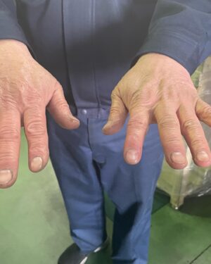 Katsunori Takahashi Instagram - 撮影をさせていただく東大阪の工場へ見学に行った時、機械油の匂いに痺れた。そして、工場の空気と職人さんたちの手を写真に撮らせてもらった。

#舞いあがれ
#NHK 
#朝ドラ
#東大阪