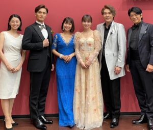 Katsunori Takahashi Instagram - #ららら♪クラシックコンサート　in山形
無事終わりました！
#ららら♪クラシック　番組は終わりましたがコンサートだけは好評につき、時々行われているのです♪

僕がコンサートの司会業を好んでやらせていただくのは、大人時間の充実のお奨め、なのでございます。

今回はミュージカル・ガラコンサートと題しまして、ミュージカルで大活躍の
#新妻聖子　さん
#May.J  さん
#加藤和樹　さん
#佐藤隆紀  さん
をお迎えし、
名作ミュージカルからの名曲たち、
#ディズニー ナンバーなどを
#三ツ橋敬子　さん指揮
#山形交響楽団　の皆様の演奏で
楽しい〜時を過ごすことができました❗️

いや〜プロに言う言葉じゃないかもしれませんが、皆さん上手いわ‼️笑
関係者の皆様、会場に足をお運びいただいた皆様、ありがとうございました❗️
新妻聖子さんと2ショット撮れなかった。

そして加藤和樹くんとは21年ぶりの再会❗️
21年前、もうヒット作になっていた
「特命係長　只野仁」2003年のバージョンで、電王堂総務課に1人だけ男の子が入ってきたことがありまして。

その子は、まだ何も経験がなく現場にきた感じで、ひたすらデスクに向かってて。

僕も現場では必死で、芝居でちょっかい出すくらいしかできなくてね。　
先輩としても偉そうなことなんか言えないし。

この世界、それで嫌になるも頑張り続けるも、本人次第。

以降、何かの折にあの子どうしてるかね、と誰かと話題に登った時、
今ミュージカルで人気あるみたいすよ、と誰かが。

なんと昨日はその子と21年ぶりに再会。
見違えるほど立派になって、
しかも凄く頑張ってる加藤和樹くん。

かつて僕もそうだったように、
誰もがああいう、心許ない時を経験して
いろんな道に行くんですよね。

どっちに行くかわからなかった彼の台本に、どっちの道へ行ったとしても、と思い、
「頑張れ❗️」とだけ書いた。

あれから21年の間、しっかりスキルを積んで、今なお真面目に自分を磨いてる彼と会うことができて本当に嬉しかった。

側からは華やかに見えても
ほとんどの時間は苦しい時間。
喜びは一瞬、そしてまたすぐに苦しい時間。その繰り返し。

彼もまたそんな時間を過ごす仲間になったはず。深いシンパシーを感じるには、
時間の長さでも、言葉の多さでもないんすよね。

でも、誰かが貴重な時間を割いて、
観てくださって、一瞬でも楽しい時間を過ごしていただけたら、と。

エンターテイメント、
価値ある仕事だと思うんですよね。
頑張りましょう!

The #Lalala♪ Classic Concert in Yamagata ended successfully!
Although the #Lalala♪ Classic program has ended, the concerts have been well-received and continue to be held occasionally♪
This time, it was titled a Musical Gala Concert, featuring:
#Seiko Niizuma
#May J.
#Kazuki Kato
#Takanori Sato
They performed famous songs from classic musicals and #Disney numbers,

Conducted by #Keiko Mitsuhashi
With the performance of the #Yamagata Symphony Orchestra.
We were able to have a wonderful time!
Well, it might not be the right thing to say to professionals, but everyone was amazing! Haha.
Thank you very much to everyone involved and to the guests who attended the event.

And I had a reunion with Kazuki Kato
after 21years!

Even though it may seem glamorous from the outside, most of the time is actually tough.
The joy is fleeting, followed quickly by more tough times. It's a cycle.

I was deeply moved by how impressive he has become.
Entertainment is a valuable job, I believe.