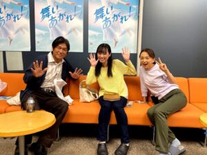 Katsunori Takahashi Instagram - 「舞いあがれ」
第5週　22話

おいおい、こっから5kg、どこ痩せる？

心配したなぁこの頃。
舞は撮影がとにかく忙しいからおかあちゃんと前室で
「なぁ、舞痩せたんちゃう？」って。

「トレーニングのくだりで、本当に痩せたんです」
って。

#朝ドラ
#NHK
#舞いあがれ
#福原遥
#浅田芭路
#赤楚衛二
#高杉真宙
#永作博美
#高橋克典