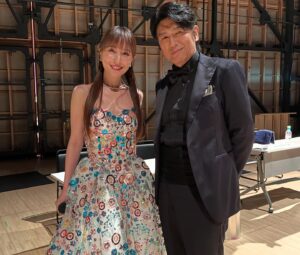Katsunori Takahashi Instagram - #ららら♪クラシックコンサート　in山形
無事終わりました！
#ららら♪クラシック　番組は終わりましたがコンサートだけは好評につき、時々行われているのです♪

僕がコンサートの司会業を好んでやらせていただくのは、大人時間の充実のお奨め、なのでございます。

今回はミュージカル・ガラコンサートと題しまして、ミュージカルで大活躍の
#新妻聖子　さん
#May.J  さん
#加藤和樹　さん
#佐藤隆紀  さん
をお迎えし、
名作ミュージカルからの名曲たち、
#ディズニー ナンバーなどを
#三ツ橋敬子　さん指揮
#山形交響楽団　の皆様の演奏で
楽しい〜時を過ごすことができました❗️

いや〜プロに言う言葉じゃないかもしれませんが、皆さん上手いわ‼️笑
関係者の皆様、会場に足をお運びいただいた皆様、ありがとうございました❗️
新妻聖子さんと2ショット撮れなかった。

そして加藤和樹くんとは21年ぶりの再会❗️
21年前、もうヒット作になっていた
「特命係長　只野仁」2003年のバージョンで、電王堂総務課に1人だけ男の子が入ってきたことがありまして。

その子は、まだ何も経験がなく現場にきた感じで、ひたすらデスクに向かってて。

僕も現場では必死で、芝居でちょっかい出すくらいしかできなくてね。　
先輩としても偉そうなことなんか言えないし。

この世界、それで嫌になるも頑張り続けるも、本人次第。

以降、何かの折にあの子どうしてるかね、と誰かと話題に登った時、
今ミュージカルで人気あるみたいすよ、と誰かが。

なんと昨日はその子と21年ぶりに再会。
見違えるほど立派になって、
しかも凄く頑張ってる加藤和樹くん。

かつて僕もそうだったように、
誰もがああいう、心許ない時を経験して
いろんな道に行くんですよね。

どっちに行くかわからなかった彼の台本に、どっちの道へ行ったとしても、と思い、
「頑張れ❗️」とだけ書いた。

あれから21年の間、しっかりスキルを積んで、今なお真面目に自分を磨いてる彼と会うことができて本当に嬉しかった。

側からは華やかに見えても
ほとんどの時間は苦しい時間。
喜びは一瞬、そしてまたすぐに苦しい時間。その繰り返し。

彼もまたそんな時間を過ごす仲間になったはず。深いシンパシーを感じるには、
時間の長さでも、言葉の多さでもないんすよね。

でも、誰かが貴重な時間を割いて、
観てくださって、一瞬でも楽しい時間を過ごしていただけたら、と。

エンターテイメント、
価値ある仕事だと思うんですよね。
頑張りましょう!

The #Lalala♪ Classic Concert in Yamagata ended successfully!
Although the #Lalala♪ Classic program has ended, the concerts have been well-received and continue to be held occasionally♪
This time, it was titled a Musical Gala Concert, featuring:
#Seiko Niizuma
#May J.
#Kazuki Kato
#Takanori Sato
They performed famous songs from classic musicals and #Disney numbers,

Conducted by #Keiko Mitsuhashi
With the performance of the #Yamagata Symphony Orchestra.
We were able to have a wonderful time!
Well, it might not be the right thing to say to professionals, but everyone was amazing! Haha.
Thank you very much to everyone involved and to the guests who attended the event.

And I had a reunion with Kazuki Kato
after 21years!

Even though it may seem glamorous from the outside, most of the time is actually tough.
The joy is fleeting, followed quickly by more tough times. It's a cycle.

I was deeply moved by how impressive he has become.
Entertainment is a valuable job, I believe.