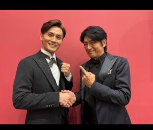 Katsunori Takahashi Instagram - #ららら♪クラシックコンサート　in山形
無事終わりました！
#ららら♪クラシック　番組は終わりましたがコンサートだけは好評につき、時々行われているのです♪

僕がコンサートの司会業を好んでやらせていただくのは、大人時間の充実のお奨め、なのでございます。

今回はミュージカル・ガラコンサートと題しまして、ミュージカルで大活躍の
#新妻聖子　さん
#May.J  さん
#加藤和樹　さん
#佐藤隆紀  さん
をお迎えし、
名作ミュージカルからの名曲たち、
#ディズニー ナンバーなどを
#三ツ橋敬子　さん指揮
#山形交響楽団　の皆様の演奏で
楽しい〜時を過ごすことができました❗️

いや〜プロに言う言葉じゃないかもしれませんが、皆さん上手いわ‼️笑
関係者の皆様、会場に足をお運びいただいた皆様、ありがとうございました❗️
新妻聖子さんと2ショット撮れなかった。

そして加藤和樹くんとは21年ぶりの再会❗️
21年前、もうヒット作になっていた
「特命係長　只野仁」2003年のバージョンで、電王堂総務課に1人だけ男の子が入ってきたことがありまして。

その子は、まだ何も経験がなく現場にきた感じで、ひたすらデスクに向かってて。

僕も現場では必死で、芝居でちょっかい出すくらいしかできなくてね。　
先輩としても偉そうなことなんか言えないし。

この世界、それで嫌になるも頑張り続けるも、本人次第。

以降、何かの折にあの子どうしてるかね、と誰かと話題に登った時、
今ミュージカルで人気あるみたいすよ、と誰かが。

なんと昨日はその子と21年ぶりに再会。
見違えるほど立派になって、
しかも凄く頑張ってる加藤和樹くん。

かつて僕もそうだったように、
誰もがああいう、心許ない時を経験して
いろんな道に行くんですよね。

どっちに行くかわからなかった彼の台本に、どっちの道へ行ったとしても、と思い、
「頑張れ❗️」とだけ書いた。

あれから21年の間、しっかりスキルを積んで、今なお真面目に自分を磨いてる彼と会うことができて本当に嬉しかった。

側からは華やかに見えても
ほとんどの時間は苦しい時間。
喜びは一瞬、そしてまたすぐに苦しい時間。その繰り返し。

彼もまたそんな時間を過ごす仲間になったはず。深いシンパシーを感じるには、
時間の長さでも、言葉の多さでもないんすよね。

でも、誰かが貴重な時間を割いて、
観てくださって、一瞬でも楽しい時間を過ごしていただけたら、と。

エンターテイメント、
価値ある仕事だと思うんですよね。
頑張りましょう!

The #Lalala♪ Classic Concert in Yamagata ended successfully!
Although the #Lalala♪ Classic program has ended, the concerts have been well-received and continue to be held occasionally♪
This time, it was titled a Musical Gala Concert, featuring:
#Seiko Niizuma
#May J.
#Kazuki Kato
#Takanori Sato
They performed famous songs from classic musicals and #Disney numbers,

Conducted by #Keiko Mitsuhashi
With the performance of the #Yamagata Symphony Orchestra.
We were able to have a wonderful time!
Well, it might not be the right thing to say to professionals, but everyone was amazing! Haha.
Thank you very much to everyone involved and to the guests who attended the event.

And I had a reunion with Kazuki Kato
after 21years!

Even though it may seem glamorous from the outside, most of the time is actually tough.
The joy is fleeting, followed quickly by more tough times. It's a cycle.

I was deeply moved by how impressive he has become.
Entertainment is a valuable job, I believe.
