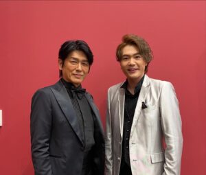 Katsunori Takahashi Instagram - #ららら♪クラシックコンサート　in山形
無事終わりました！
#ららら♪クラシック　番組は終わりましたがコンサートだけは好評につき、時々行われているのです♪

僕がコンサートの司会業を好んでやらせていただくのは、大人時間の充実のお奨め、なのでございます。

今回はミュージカル・ガラコンサートと題しまして、ミュージカルで大活躍の
#新妻聖子　さん
#May.J  さん
#加藤和樹　さん
#佐藤隆紀  さん
をお迎えし、
名作ミュージカルからの名曲たち、
#ディズニー ナンバーなどを
#三ツ橋敬子　さん指揮
#山形交響楽団　の皆様の演奏で
楽しい〜時を過ごすことができました❗️

いや〜プロに言う言葉じゃないかもしれませんが、皆さん上手いわ‼️笑
関係者の皆様、会場に足をお運びいただいた皆様、ありがとうございました❗️
新妻聖子さんと2ショット撮れなかった。

そして加藤和樹くんとは21年ぶりの再会❗️
21年前、もうヒット作になっていた
「特命係長　只野仁」2003年のバージョンで、電王堂総務課に1人だけ男の子が入ってきたことがありまして。

その子は、まだ何も経験がなく現場にきた感じで、ひたすらデスクに向かってて。

僕も現場では必死で、芝居でちょっかい出すくらいしかできなくてね。　
先輩としても偉そうなことなんか言えないし。

この世界、それで嫌になるも頑張り続けるも、本人次第。

以降、何かの折にあの子どうしてるかね、と誰かと話題に登った時、
今ミュージカルで人気あるみたいすよ、と誰かが。

なんと昨日はその子と21年ぶりに再会。
見違えるほど立派になって、
しかも凄く頑張ってる加藤和樹くん。

かつて僕もそうだったように、
誰もがああいう、心許ない時を経験して
いろんな道に行くんですよね。

どっちに行くかわからなかった彼の台本に、どっちの道へ行ったとしても、と思い、
「頑張れ❗️」とだけ書いた。

あれから21年の間、しっかりスキルを積んで、今なお真面目に自分を磨いてる彼と会うことができて本当に嬉しかった。

側からは華やかに見えても
ほとんどの時間は苦しい時間。
喜びは一瞬、そしてまたすぐに苦しい時間。その繰り返し。

彼もまたそんな時間を過ごす仲間になったはず。深いシンパシーを感じるには、
時間の長さでも、言葉の多さでもないんすよね。

でも、誰かが貴重な時間を割いて、
観てくださって、一瞬でも楽しい時間を過ごしていただけたら、と。

エンターテイメント、
価値ある仕事だと思うんですよね。
頑張りましょう!

The #Lalala♪ Classic Concert in Yamagata ended successfully!
Although the #Lalala♪ Classic program has ended, the concerts have been well-received and continue to be held occasionally♪
This time, it was titled a Musical Gala Concert, featuring:
#Seiko Niizuma
#May J.
#Kazuki Kato
#Takanori Sato
They performed famous songs from classic musicals and #Disney numbers,

Conducted by #Keiko Mitsuhashi
With the performance of the #Yamagata Symphony Orchestra.
We were able to have a wonderful time!
Well, it might not be the right thing to say to professionals, but everyone was amazing! Haha.
Thank you very much to everyone involved and to the guests who attended the event.

And I had a reunion with Kazuki Kato
after 21years!

Even though it may seem glamorous from the outside, most of the time is actually tough.
The joy is fleeting, followed quickly by more tough times. It's a cycle.

I was deeply moved by how impressive he has become.
Entertainment is a valuable job, I believe.