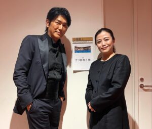 Katsunori Takahashi Instagram - #ららら♪クラシックコンサート　in山形
無事終わりました！
#ららら♪クラシック　番組は終わりましたがコンサートだけは好評につき、時々行われているのです♪

僕がコンサートの司会業を好んでやらせていただくのは、大人時間の充実のお奨め、なのでございます。

今回はミュージカル・ガラコンサートと題しまして、ミュージカルで大活躍の
#新妻聖子　さん
#May.J  さん
#加藤和樹　さん
#佐藤隆紀  さん
をお迎えし、
名作ミュージカルからの名曲たち、
#ディズニー ナンバーなどを
#三ツ橋敬子　さん指揮
#山形交響楽団　の皆様の演奏で
楽しい〜時を過ごすことができました❗️

いや〜プロに言う言葉じゃないかもしれませんが、皆さん上手いわ‼️笑
関係者の皆様、会場に足をお運びいただいた皆様、ありがとうございました❗️
新妻聖子さんと2ショット撮れなかった。

そして加藤和樹くんとは21年ぶりの再会❗️
21年前、もうヒット作になっていた
「特命係長　只野仁」2003年のバージョンで、電王堂総務課に1人だけ男の子が入ってきたことがありまして。

その子は、まだ何も経験がなく現場にきた感じで、ひたすらデスクに向かってて。

僕も現場では必死で、芝居でちょっかい出すくらいしかできなくてね。　
先輩としても偉そうなことなんか言えないし。

この世界、それで嫌になるも頑張り続けるも、本人次第。

以降、何かの折にあの子どうしてるかね、と誰かと話題に登った時、
今ミュージカルで人気あるみたいすよ、と誰かが。

なんと昨日はその子と21年ぶりに再会。
見違えるほど立派になって、
しかも凄く頑張ってる加藤和樹くん。

かつて僕もそうだったように、
誰もがああいう、心許ない時を経験して
いろんな道に行くんですよね。

どっちに行くかわからなかった彼の台本に、どっちの道へ行ったとしても、と思い、
「頑張れ❗️」とだけ書いた。

あれから21年の間、しっかりスキルを積んで、今なお真面目に自分を磨いてる彼と会うことができて本当に嬉しかった。

側からは華やかに見えても
ほとんどの時間は苦しい時間。
喜びは一瞬、そしてまたすぐに苦しい時間。その繰り返し。

彼もまたそんな時間を過ごす仲間になったはず。深いシンパシーを感じるには、
時間の長さでも、言葉の多さでもないんすよね。

でも、誰かが貴重な時間を割いて、
観てくださって、一瞬でも楽しい時間を過ごしていただけたら、と。

エンターテイメント、
価値ある仕事だと思うんですよね。
頑張りましょう!

The #Lalala♪ Classic Concert in Yamagata ended successfully!
Although the #Lalala♪ Classic program has ended, the concerts have been well-received and continue to be held occasionally♪
This time, it was titled a Musical Gala Concert, featuring:
#Seiko Niizuma
#May J.
#Kazuki Kato
#Takanori Sato
They performed famous songs from classic musicals and #Disney numbers,

Conducted by #Keiko Mitsuhashi
With the performance of the #Yamagata Symphony Orchestra.
We were able to have a wonderful time!
Well, it might not be the right thing to say to professionals, but everyone was amazing! Haha.
Thank you very much to everyone involved and to the guests who attended the event.

And I had a reunion with Kazuki Kato
after 21years!

Even though it may seem glamorous from the outside, most of the time is actually tough.
The joy is fleeting, followed quickly by more tough times. It's a cycle.

I was deeply moved by how impressive he has become.
Entertainment is a valuable job, I believe.