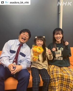 Katsunori Takahashi Instagram - #Repost @asadora_bk_nhk with @use.repost
・・・
8歳と18歳の久留美ちゃんと、お父ちゃんの貴重な3ショット。久留美ちゃんのバトンタッチですね。みなさんいい笑顔です🥰

#山下美月 #乃木坂46 #松尾諭 #大野さき #東大阪 #朝ドラ #舞いあがれ #オフショット