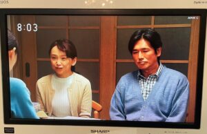 Katsunori Takahashi Instagram - 今日は、今週は、若者の気持ち。

舞の気持ち、くるみちゃんの気持ち、そして貴司くんの気持ち。

お父ちゃんはものづくりの人。
舞と一緒に飛行機を作る事を、
ずっと楽しみにしてきたから、そこの部分は、正直がっかり、

けど、人に遠慮して自分の気持ちを言えず、優しくあんなに弱かった子が、

やりたいことを、こんなにキラキラした笑顔で一生懸命訴えてることは心の底から嬉しい😂　だから困惑のなかへ。

でも、当時の日本には女性パイロットはまだいない時代、完全な男社会、、体力的なこと以外にも様々な困難があるだろうことは想像に難くない。
まして大学を中退して航空学校に行きたいと言う。

この夫婦には、やはりめぐみさんが大学生の時に、大学を辞め、浩太と駆け落ち、工場を継いだ経緯があって🤭

そのことへの後悔はないと言いきってはいるものの、やはり色々な局面には出会ってきた中で、

大学は出といてほしいと思ってる。

けど、あまりそれを言って、舞の未来を限定したくもない。
だから言葉には詰まる。

言葉選んだ上で出てきたのがあの言葉。

特にめぐみさんは、自身の性格もあるけれど、

熟慮の必要があることを身をもって感じてる。

工場を営んできた2人は、親として、あの反応になる、、それもよ〜くわかります。

そしてそれを朝ドラの表現の枠に、重すぎない演技に封じ込める。

でもふと思うと、このやりとり、かつてのばんばとめぐみさんのやりとりを思い出すわけなんで…すよね。

さて、、明日はどうなるか。。

実はこのシーン、僕は浩太として、いや、僕としてかな、一つの強い自然な反応があったんですが、そこは演出にそぐって端的な表現に。沢山の人たちの力や感性が折り重なって、作品は作られていきます。

朝ドラは女性の姿が大切な作品。なるほど、と。作品作りは面白く、尊いです。

#朝ドラ
#舞いあがれ
#福原遥
#横山裕
#山下美月
#赤楚衛二
#永作博美
#高橋克典
#松尾諭
＃ぐっさん
#くわばたりえ
#東大阪
#ねじ工場
#空が好きな人と繋がりたい 
#空