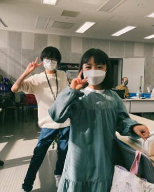 Katsunori Takahashi Instagram - 「舞いあがれ」
第3週　金曜日

子どもたちとは今日でおわかれ。。。
みんな本当に素晴らしいシーンをありがとう。
今日のシーン、実はクランクインから数日目、
あの頃まだ寒かったね。
太陽の光が暖かくて。
考えてみたら、こんな時代の中でそんなドラマになれたらいいね。。。
舞、遥人、たかしくん、くるみちゃん、、。
ありがとう。。。
そしてついに登場、
本当にそのまま大きくなったみたいな、とってもかわいい18歳の舞😍
ちゃんと変わらず、心に寄り添える作りになっています。
お楽しみに。