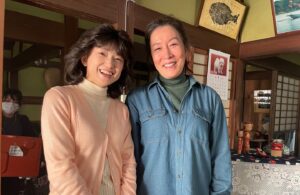 Katsunori Takahashi Instagram - 今日は、今週は、若者の気持ち。

舞の気持ち、くるみちゃんの気持ち、そして貴司くんの気持ち。

お父ちゃんはものづくりの人。
舞と一緒に飛行機を作る事を、
ずっと楽しみにしてきたから、そこの部分は、正直がっかり、

けど、人に遠慮して自分の気持ちを言えず、優しくあんなに弱かった子が、

やりたいことを、こんなにキラキラした笑顔で一生懸命訴えてることは心の底から嬉しい😂　だから困惑のなかへ。

でも、当時の日本には女性パイロットはまだいない時代、完全な男社会、、体力的なこと以外にも様々な困難があるだろうことは想像に難くない。
まして大学を中退して航空学校に行きたいと言う。

この夫婦には、やはりめぐみさんが大学生の時に、大学を辞め、浩太と駆け落ち、工場を継いだ経緯があって🤭

そのことへの後悔はないと言いきってはいるものの、やはり色々な局面には出会ってきた中で、

大学は出といてほしいと思ってる。

けど、あまりそれを言って、舞の未来を限定したくもない。
だから言葉には詰まる。

言葉選んだ上で出てきたのがあの言葉。

特にめぐみさんは、自身の性格もあるけれど、

熟慮の必要があることを身をもって感じてる。

工場を営んできた2人は、親として、あの反応になる、、それもよ〜くわかります。

そしてそれを朝ドラの表現の枠に、重すぎない演技に封じ込める。

でもふと思うと、このやりとり、かつてのばんばとめぐみさんのやりとりを思い出すわけなんで…すよね。

さて、、明日はどうなるか。。

実はこのシーン、僕は浩太として、いや、僕としてかな、一つの強い自然な反応があったんですが、そこは演出にそぐって端的な表現に。沢山の人たちの力や感性が折り重なって、作品は作られていきます。

朝ドラは女性の姿が大切な作品。なるほど、と。作品作りは面白く、尊いです。

#朝ドラ
#舞いあがれ
#福原遥
#横山裕
#山下美月
#赤楚衛二
#永作博美
#高橋克典
#松尾諭
＃ぐっさん
#くわばたりえ
#東大阪
#ねじ工場
#空が好きな人と繋がりたい 
#空