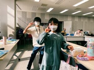 Katsunori Takahashi Instagram - リハーサル室での一コマ。
僕らもその役を任されると言うことは大変なこと。僕はデビュー29年でやっと。

とにかく、、

ものすごい人数の中から選びぬかれて、ここにいる子達は、やはり凄い子たちだなと、
稽古の時に実感する。

魅力と実力を兼ね備えた子供たち。

特にうちの子たちは凄い❗️
なんてさらに親バカも入ってる。笑

しかもこういう場合、浩太とめぐみ（僕と永作博美さん）に似ていないとならないし、

遥ちゃんと横山くんに成長しそうなタイプじゃないとならないわけで❗️
舞はもしかしたら少しおばあちゃん似なのかもしれないねー。
本編には出てこない浩太のお父さん似なのかも。
でも笑った目はちょっと似てる。
岩倉舞役
浅田芭路（はろ）ちゃんと
岩倉浩太役
海老塚幸穏（さいおん）くん。

仏壇に飾ってあっためぐみさんのお父さんの遺影はめぐみさんによく似てる、とか、キャスティングの妙。
そこらへんの作りも丁寧で。

悠人のことをもう少しかまってやればよかった。
ついつい体の弱い舞に意識がいきすぎて。

#朝ドラ　#舞いあがれ
#岩倉舞　#浅田芭路
#岩倉悠人　#海老塚幸穏
＃岩倉めぐみ　＃永作裕美
＃岩倉浩太　＃高橋克典