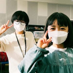 Katsunori Takahashi Instagram - リハーサル室での一コマ。
僕らもその役を任されると言うことは大変なこと。僕はデビュー29年でやっと。

とにかく、、

ものすごい人数の中から選びぬかれて、ここにいる子達は、やはり凄い子たちだなと、
稽古の時に実感する。

魅力と実力を兼ね備えた子供たち。

特にうちの子たちは凄い❗️
なんてさらに親バカも入ってる。笑

しかもこういう場合、浩太とめぐみ（僕と永作博美さん）に似ていないとならないし、

遥ちゃんと横山くんに成長しそうなタイプじゃないとならないわけで❗️
舞はもしかしたら少しおばあちゃん似なのかもしれないねー。
本編には出てこない浩太のお父さん似なのかも。
でも笑った目はちょっと似てる。
岩倉舞役
浅田芭路（はろ）ちゃんと
岩倉浩太役
海老塚幸穏（さいおん）くん。

仏壇に飾ってあっためぐみさんのお父さんの遺影はめぐみさんによく似てる、とか、キャスティングの妙。
そこらへんの作りも丁寧で。

悠人のことをもう少しかまってやればよかった。
ついつい体の弱い舞に意識がいきすぎて。

#朝ドラ　#舞いあがれ
#岩倉舞　#浅田芭路
#岩倉悠人　#海老塚幸穏
＃岩倉めぐみ　＃永作裕美
＃岩倉浩太　＃高橋克典
